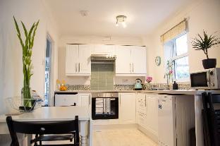 Bright central 3 bedroomed flat Latest Offers