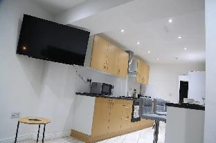 BEST CITY APARTMENTS + SMART TV + PS4 + 3 BEDS Latest Offers