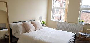 Beautiful 4 bedroom Apartment Manchester Sleep 7 Latest Offers