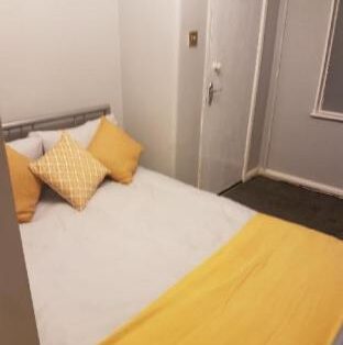 Big room w/ensuite close to Heathrow & London Latest Offers