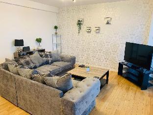 Modern 2 Bed Apartment,  Close to Gla Airport & M8 Latest Offers