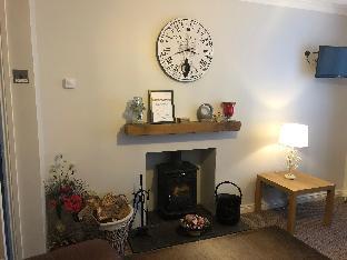 Cozy, Warm cottage with great travel links Latest Offers