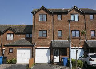 Town House with views overlooking Poole Harbour Latest Offers