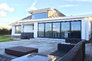 D STUNNING COASTAL HOME WITH HOT TUB & SEA VIEWS Latest Offers